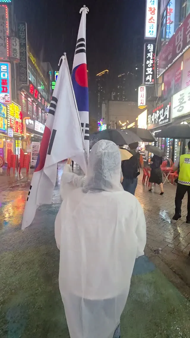 7/17 올공에서 외치는 분들과 같은마음으로 
부천에서도 부정선거 재선거 외쳤습니다!
올공에 많이들 가셨고 비가와서 많이 못오시지 않을까 걱정했