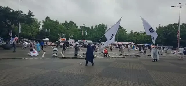 현재 이 시각 올림픽공원 핸드볼경기장에
비가 조금씩 오고있음에도 불구하고
많은 시민분들이 구호를 외치면서 태극기를 흔들어주고 계십니다.