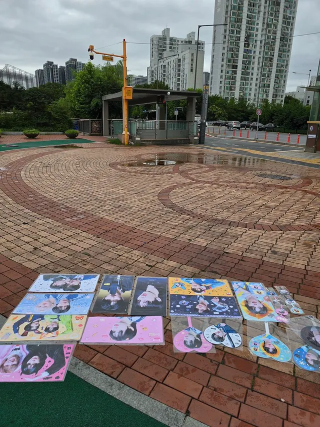 📢 현장수령 및 현장판매 안내

📍올림픽공원역 4번출구 맞은편

⏰ 7/18(토)  ~ 17:30

* 아래 사진으로 와주세요!
* 현장 판