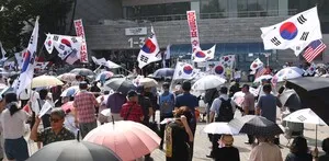[포토] 양산 쓰고 핸드볼경기장 모인 시민들

[천지일보=남승우 기자] 새벽 사이 거세게 내리던 비가 그치고 찜통더위가 찾아온 18일 서울 송파