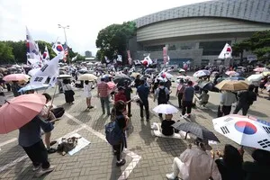 [포토] 양산 쓰고 구호 외치는 시민들

[천지일보=남승우 기자] 새벽 사이 거세게 내리던 비가 그치고 찜통더위가 찾아온 18일 서울 송파구 올