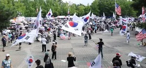 [포토] 폭염 속 이어지는 참정권 집회

[천지일보=남승우 기자] 새벽 사이 거세게 내리던 비가 그치고 찜통더위가 찾아온 18일 서울 송파구 올