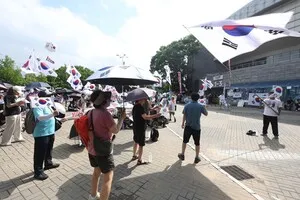 [포토] 찜통더위 속 참정권 집회

[천지일보=남승우 기자] 새벽 사이 거세게 내리던 비가 그치고 찜통더위가 찾아온 18일 서울 송파구 올림픽공