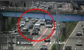 강변북로 (구리방향) 청담대교 - 잠실대교 구간 승용차 사고로 인해 3,4차로 통제 중 입니다. 참고하시고 안전운전 하시기 바랍니다. https