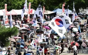 [잠실 참정권 집회] 폭염·연휴에도 44일째 이어진 외침… "부정선거 재...

[천지일보=김민희 기자] 제헌절 연휴 둘째 날인 18일 서울 송