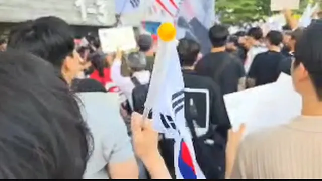 성조기를 훼손하는 행위가 

무엇을 의미하며

어떻게 읽히게 될 지 

잘 모르는 것으로 보입니다.

어느 애국자도 성조기를 훼손하는 것을 보지