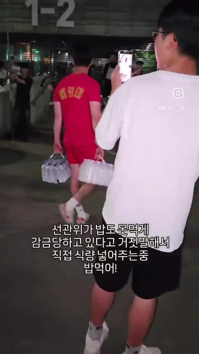 개같은 선관위가 밥도 못 먹게 감금 당했다고

구라 ㅈㄴ쳐서 직접 밥도 챙겨주는 애국 시민들🤣

조오오오오온나 웃기네ㅋㅋㅋㅋㅋㅋㅋㅋ https