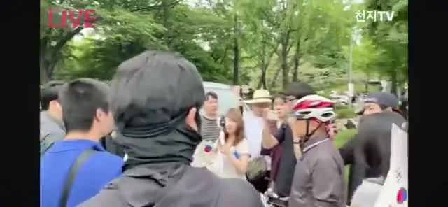 꺼져라 꺼져라 듣고 간줄 알았던 준석이
여태 잇엇음-.-
지금껏 잇다가
엄마 국적 묻는 질문에

급발진한 준석이
니애미 드립함 🥲
준석이 화가