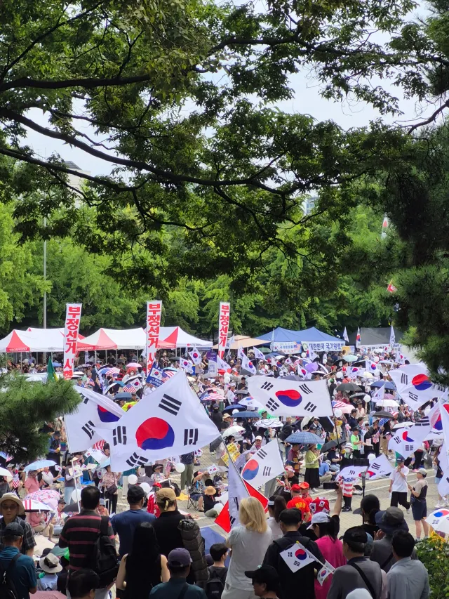 올공 도착!!

검단산 간 지인은 일단 버리고(택시타고 오라 함)
내향인은 조용히 스며들러 감.

- 나를 찾지 마시오. 부들부들 떨면서 나왔소