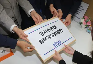 여당 지지층도 '보완수사권 폐지' 우려?… 보수언론, "당권주자들 달라...

한국갤럽이 14~16일 실시한 여론조사에서 검찰 보완수사권 유지 