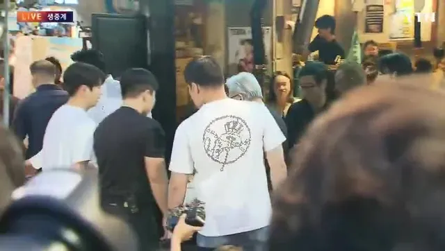 기자 :  "아이~ 기자야? 기자가 싸인받고 야랄이야 지금?"

"저거 얼굴을 찍어서 개망신을 시켜야지" https://t.co/p3md0i2q