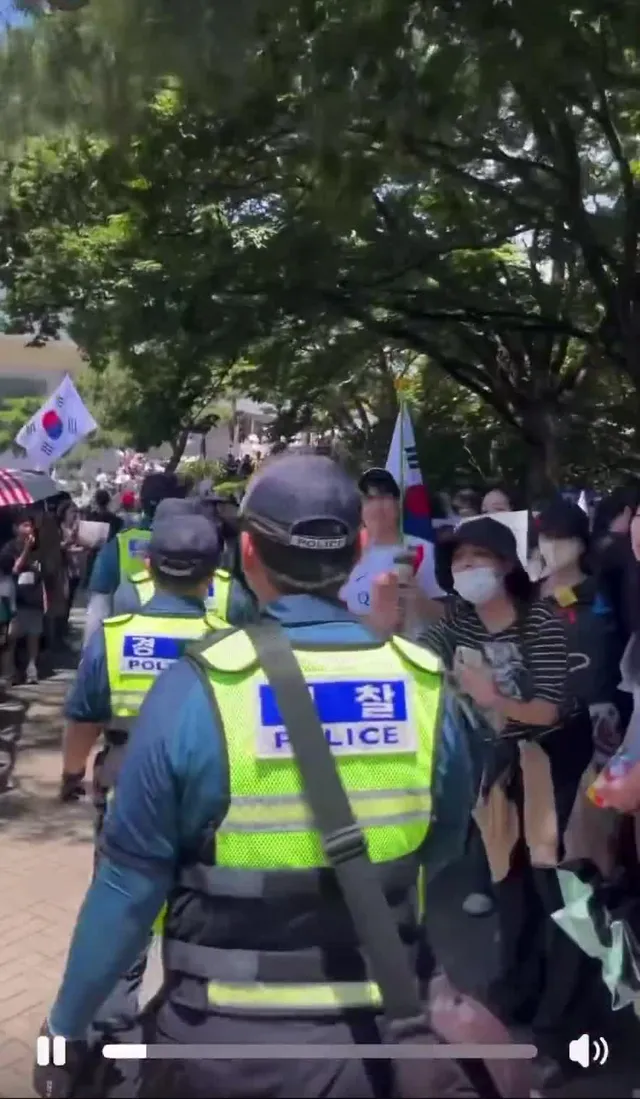 길은 열어드리고, 인사는 건네고.
경찰관들도 웃으며 지나갑니다.

이것이 품격 있는 시민의 모습입니다.

경찰관 여러분, 위법한 명령은 따르지 