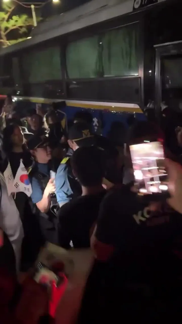 愤怒的韩国民众要求蒙面警察出示身分！ https://t.co/zl3788LitV