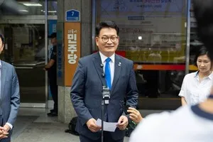 송영길·김용 자격 논란에 갈등 격화, 동아일보 "진흙탕 싸움으로 얼룩...

더불어민주당 8·17 전당대회 후보 등록 마감일인 17일, 송영길 