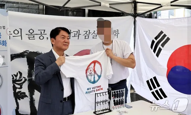 與 "제헌절 기념식 대신 부정선거 집회?"→安 "청년 찾은 게 잘못이냐"

安 "그들은 음모론자 아닌 헌법수호와 참정권 외치는 국민" 안철수 국