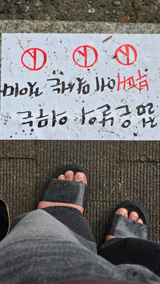 7월5일 일요일. 비가 너무 많이 왔다.
그냥 맞으면서 하는 태극기 기수들. 멋지다.

그 속에서 한분 한분께 와주셔서 감사하다고 인사하시는 전