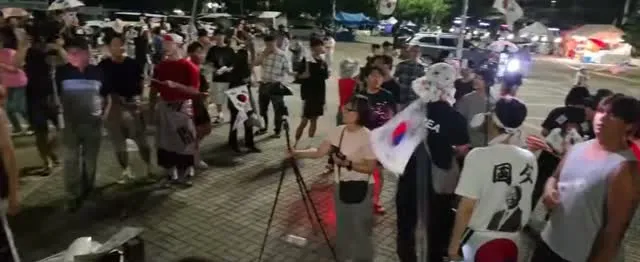 현재 이 시각 올림픽공원 핸드볼경기장에
많은 시민분들이 현장에서
구호를 외쳐주시면서 함께 태극기를 흔들어주고 계십니다.