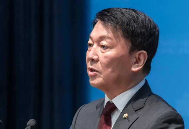 안철수 "제헌절에 참정권 외치는 국민 계신 곳 찾는 게 잘못인가"

안철수 "제헌절에 참정권 외치는 국민 계신 곳 찾는 게 잘못인가"안철수 국민