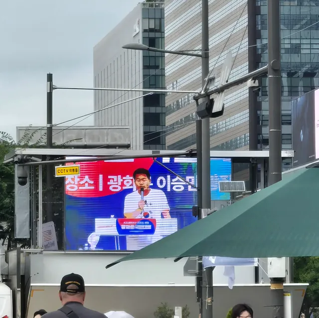 실시간 광화문 전한길 왈,

"나는 노사모 출신,숨기지 않는다."
"오랜 부정선거, 노무현은 가짜엿다."