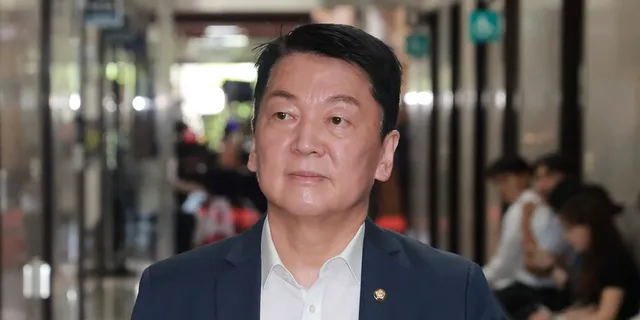 與 "제헌절 외면, 부정선거 집회"… 안철수 "괴물 아닌 평범한 국민 있...

안철수 국민의힘 의원이 제헌절 기념식 대신 올림픽공원 집회 현장