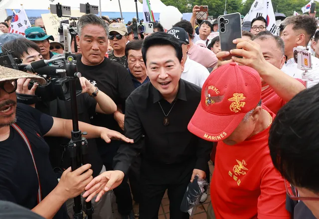 “축출 방법도 대안도 없다”…국힘, 장동혁 버티기에 ‘속수무책’

장동혁 국민의힘 대표가 국회 제헌절 기념식에 불참한 채 이승만 전 대통령 사진