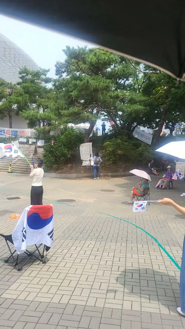 사람들점점 많아지는 중.
더위도 소용없다.
땀은 줄줄이지만..목소리는 더 커지는 중
실시간 올공