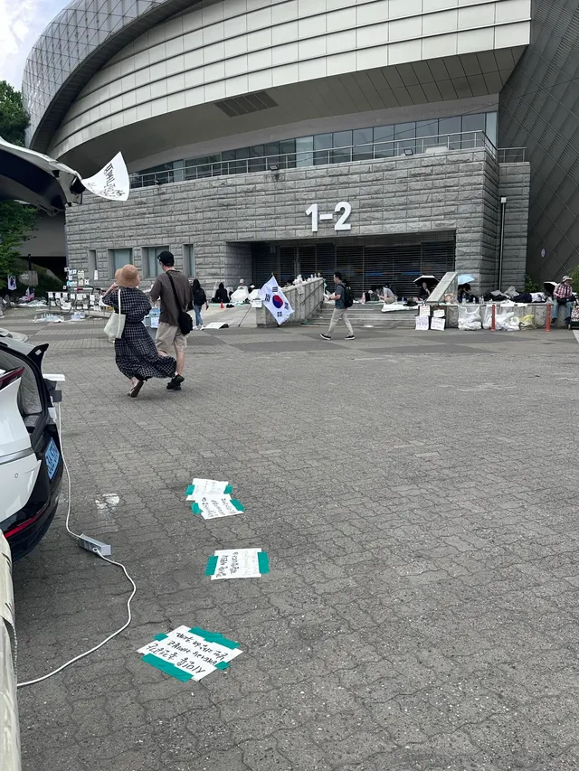 다행히 출근안해도 되서 충전지원 계속 하고 있어요! 
더우신분은 차에 에어컨도 빵빵하게 틀어놨으니 충전하고 쉬다 가세요!!