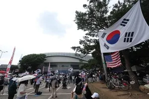 [포토] 연일 이어지는 참정권 집회

[천지일보=남승우 기자] 19일 서울 송파구 올림픽공원 핸드볼경기장 앞에서 열린 참정권 집회에서 시민들이 