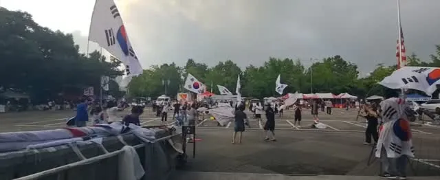 현재 이 시각 올림픽공원 핸드볼경기장에
많은 시민분들이 현장에 나와주셔서
구호를 외쳐주시고, 태극기를 흔들어주고 계십니다.