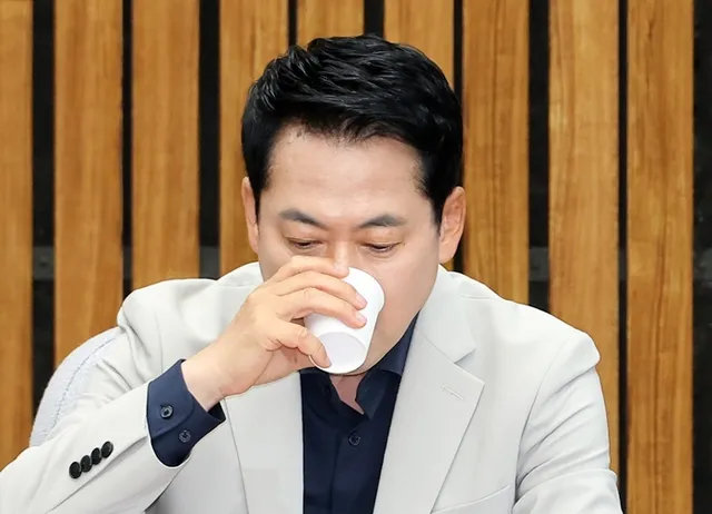 ‘이러지도 저리지도 못하는’ 국힘 장동혁 대표 거취

장동혁 국민의힘 대표 거취를 둘러싼 당내 논란이 좀처럼 출구를 찾지 못하고 있다. 이런 상