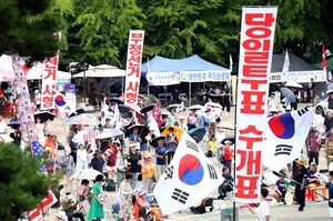 [포토] 핸드볼경기장 앞 이어지는 참정권 집회

[천지일보=남승우 기자] 19일 서울 송파구 올림픽공원 핸드볼경기장 앞에서 열린 참정권 집회에서