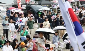 [포토] '부정선거 재선거'

[천지일보=남승우 기자] 19일 서울 송파구 올림픽공원 핸드볼경기장 앞에서 열린 참정권 집회에서 시민들이 태극기와