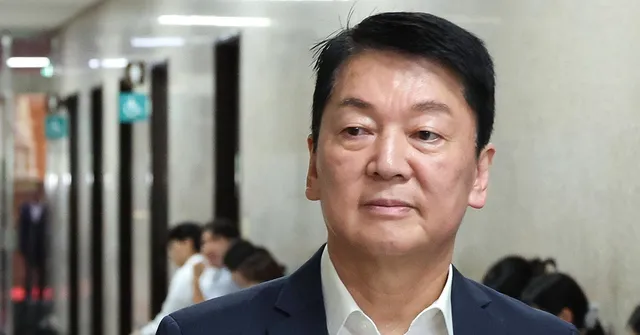 안철수가 제헌절 기념식 불참 후 올공 시위 현장 방문한 본인 저격 글에...

17일 올림픽공원 시위 현장을 방문한 안철수 의원