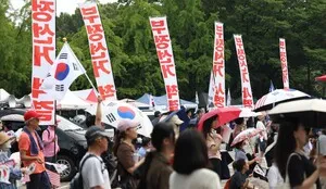 [포토] 수일째 이어지는 참정권 집회

[천지일보=남승우 기자] 19일 서울 송파구 올림픽공원 핸드볼경기장 앞에서 열린 참정권 집회에서 시민들이