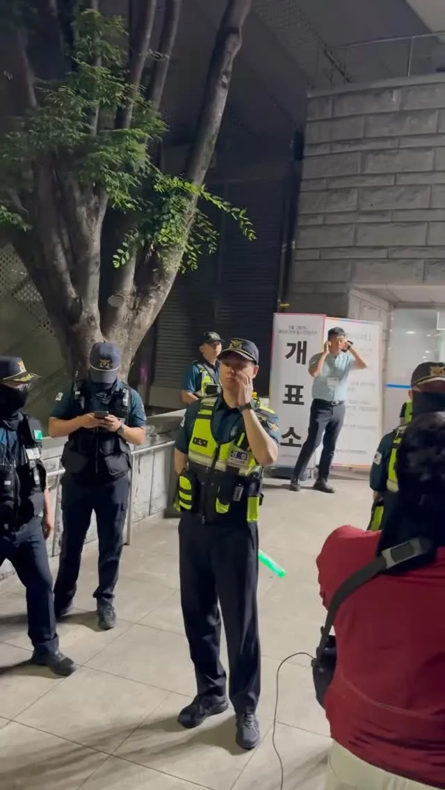 6월 3일, 6월 7일
같은 장소, 뒤바뀐 분위기