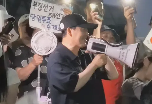 현재 이 시각 올림픽공원 핸드볼경기장에
국민의힘 장동혁 대표께서 현장에서
직접 구호를 외쳐주시면서 태극기를 흔들어주고 계십니다.