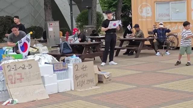 잠실 올공에서 태극기 흔드는 애기 발견 ㅋㅋ
귀여워