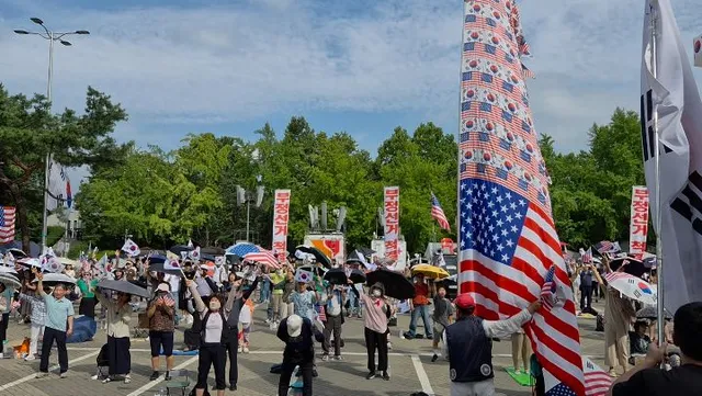 7.19.주일 현재 올공과 축제영상
낮에는 뜨거운 함성과 애국가
밤에는 분위기 다운 예방 위한 청년들의 신나는 축제 페스티발
(영상1.현재/영상