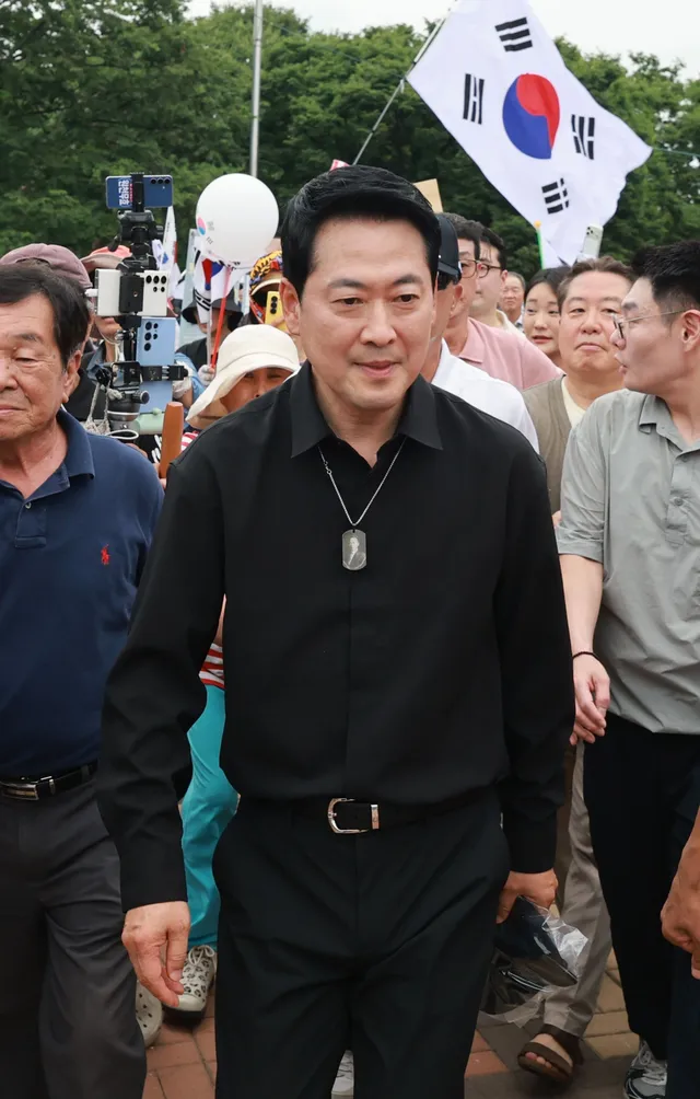 ‘장외 정치’ 외줄 타는 장동혁… 부정선거 주장·강성 지지층 밀착 행...

장동혁 국민의힘 대표가 부정선거 주장과 장외 정치로 강성 지지층과의
