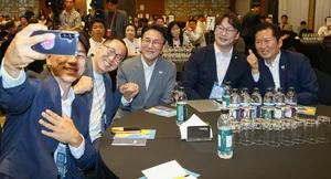 정치권 화두 ‘청년’…與野, 2030 잡기 경쟁 속 李대통령까지 등판 [이...

더불어민주당은 전당대회를 앞두고 당권 주자들을 중심으로 청년 