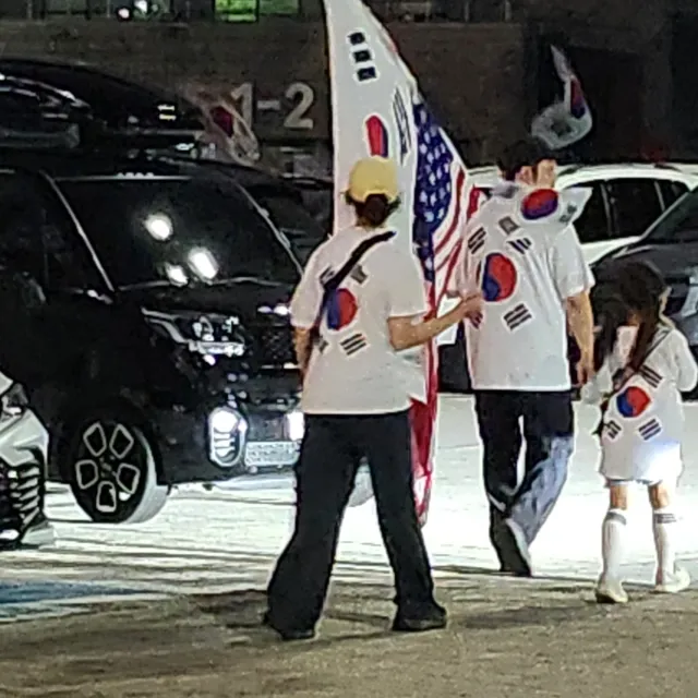 올공에서 집에 가려고 차
타려는데 세식구가 태극기
티셔츠 맞추어 입고 지나 가면서
평소 아는 사람에게 하듯
저엄마가 상냥 하게 안녕 하세요
하며