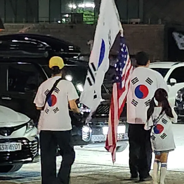 올공에서 집에 가려고 차
타려는데 세식구가 태극기
티셔츠 맞추어 입고 지나 가면서
평소 아는 사람에게 하듯
저엄마가 상냥 하게 안녕 하세요
하며