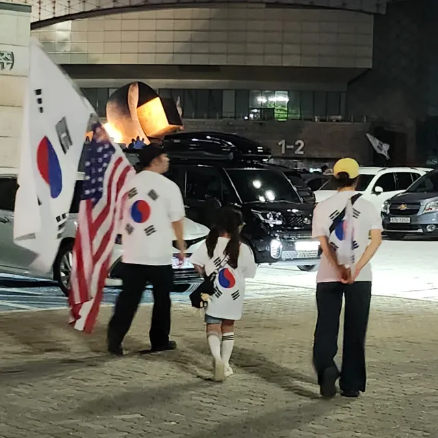올공에서 집에 가려고 차
타려는데 세식구가 태극기
티셔츠 맞추어 입고 지나 가면서
평소 아는 사람에게 하듯
저엄마가 상냥 하게 안녕 하세요
하며