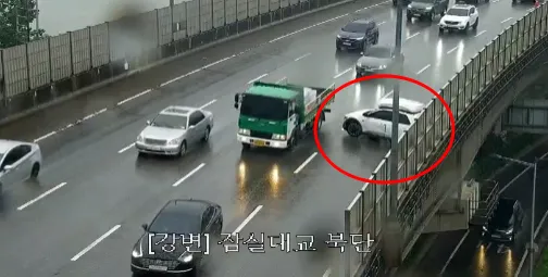 강변북로 (구리방향) 잠실대교 - 잠실철교 구간 승용차 사고로 인해 1차로 통제 중 입니다. 참고하시고 안전운전 하시기 바랍니다. https:/