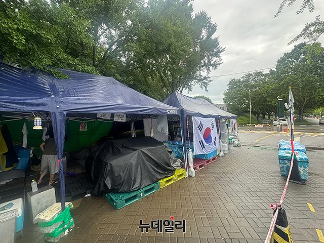 45일째 맞은 잠실개표소 집회 … 장기화에 장마 겹치며 '주춤'

6·3 지방선거 당시 발생한 투표용지 부족 사태로 촉발된 잠실개표소 집회가 4
