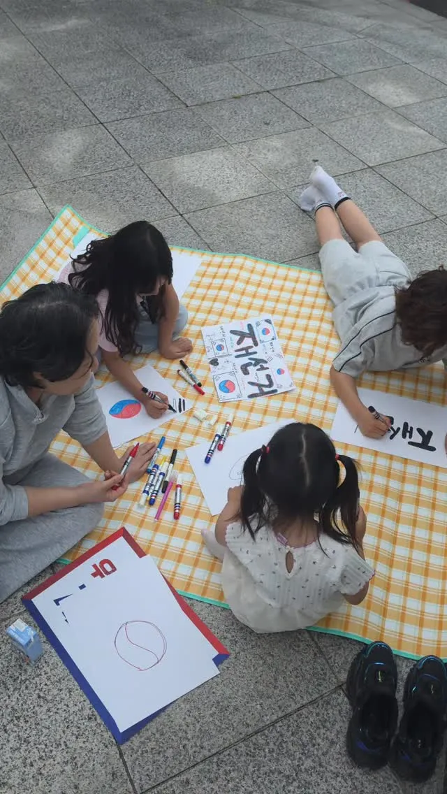 👦👧: 아빠, 우리 언제까지 있어?
👨: 내일 학교가니깐 저녁땐 가야지?
👦👧: 안 돼, 밤새야지!
👨: 응...??
두 남매는 모기
