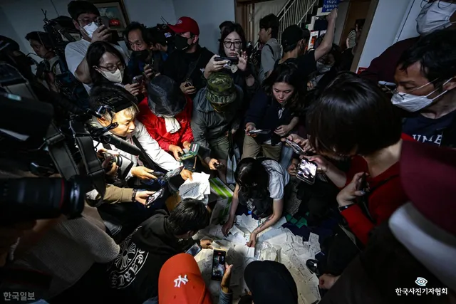 본보 최주연 기자, 이달의 보도사진상 우수상 수상

최 기자는 지난 6월 5일 송파구 잠실7동 투표소에서 경찰이 투표함을 이송한 뒤 투표소에 난