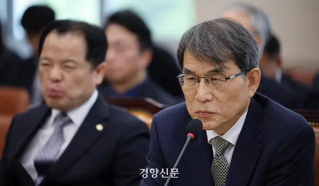 [단독] 중앙선관위 “투표용지 청사 보관 어려운 경우 적정 장소 선정할...

중앙선거관리위원회가 20일 투표용지 등 선거 자료 보관이 어려울 