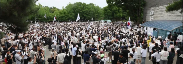 외면했던 언론들이 제대로 보도하기 시작했다.
​시위대라는 이름뒤에 가려질뻔 했던 진실.
위대한 국민의 외침.