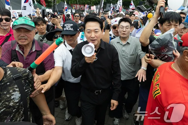 장동혁 향한 엇갈린 시선…"언제까지 올공" "대표 이전에 국회의원"

의원 단체방서 공개 설전…한기호 "언제까지 봐야 하나" 김민전은 옹호 나서
